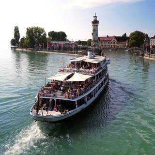 Whiskey-Schiff vom Bodensee fährt ind en Hafen von Konstanz