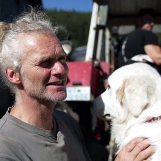 Holger Albrecht bildet auf dem Windberghof im Schwarzwald einen Hund zum Herdenschutzhund aus