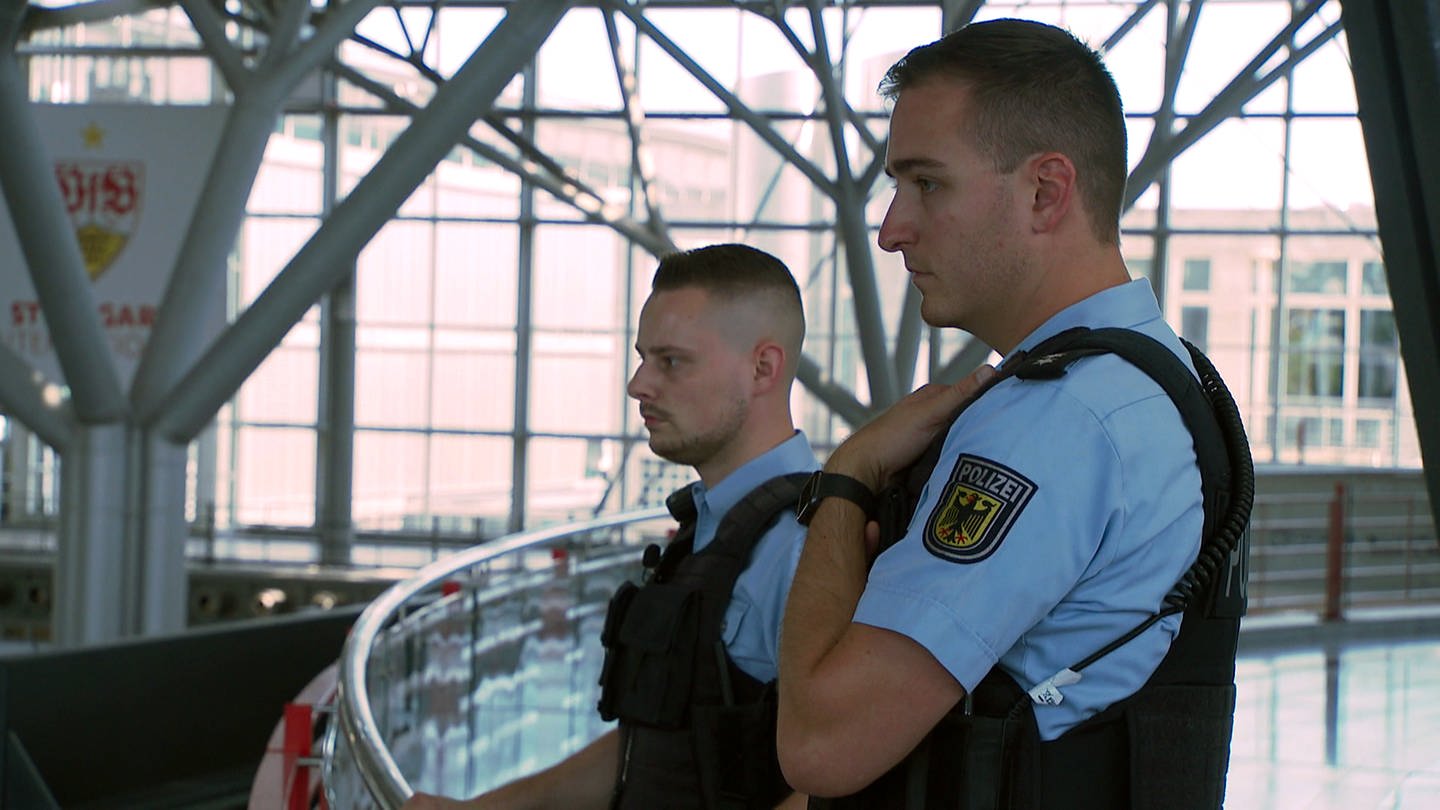 Zwei Polizisten am Flughafen Stuttgart