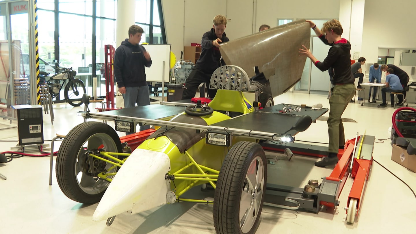 Schüler aus Friedrichshafen bauen an einem Solar-Rennwagen und nehmen damit am 24-Stunden-Rennen in Belgien teil.