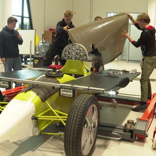 Schüler aus Friedrichshafen bauen an einem Solar-Rennwagen und nehmen damit am 24-Stunden-Rennen in Belgien teil.