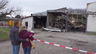 Familie Huck aus Bühl-Moos stehen vor den Trümmern ihrer Existenz. Das Gebäude ist komplett abgebrannt.