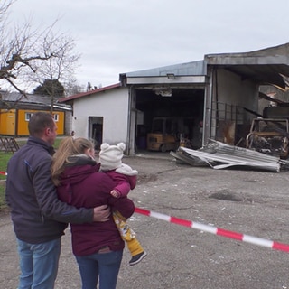 Familie Huck aus Bühl-Moos stehen vor den Trümmern ihrer Existenz. Das Gebäude ist komplett abgebrannt.