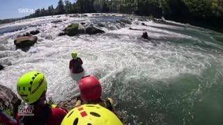 Strömungsretter in einem Fluss bei einer Übung