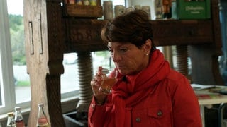 Sonja Faber-Schrecklein trinkt ein Glas mit Bittenfelder Saft