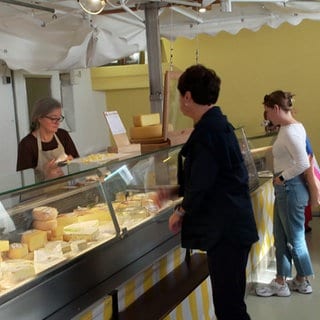 Sonja Faber-Schreklein im Käseladen in Bittenfeld. Hier werden eigene Käse hergestellt.