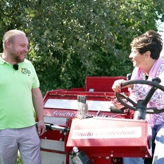 André Motzer und Sonja Faber-Schrecklein sind auf einer Streuobstwiese in Bittenfeld.