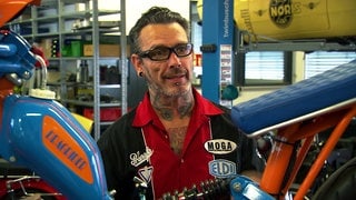 Norbert Edinger aus Neulußheim sammelt und tuned Mofas und Mopeds. Er steht in seiner Werkstatt.