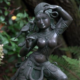 Statue in einem Himalaya-Garten in Althütte