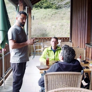 Restaurant auf dem Campingplatz in Wolfach. Gäste geben auf der Terrasse ihre Bestellung auf.