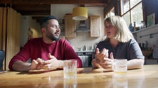 Betab und Michelle sind die neuen Betreiber des Campingplatzes in Wolfach. Sie sitzen am Tisch und unterhalten sich.