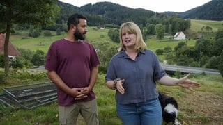 Betab und Michelle sind mit in den familieneigenen Campingplatz in Wolfach im Schwarzwald mit eingestiegen. Sie stehen auf einer Wiese.