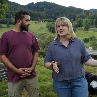 Betab und Michelle sind mit in den familieneigenen Campingplatz in Wolfach im Schwarzwald mit eingestiegen. Sie stehen auf einer Wiese.