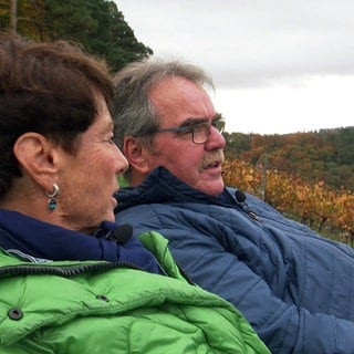 Sonja Faber-Schrecklein und Hans Dieterle sitzen auf einer Bank in den Weinbergen rund um Großvillars im Kraichgau.