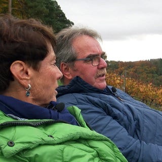 Sonja Faber-Schrecklein und Hans Dieterle sitzen auf einer Bank in den Weinbergen rund um Großvillars im Kraichgau.