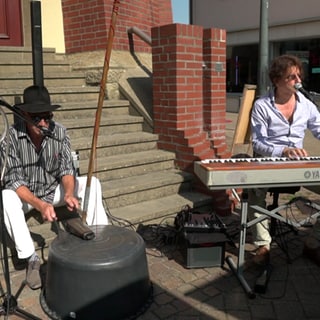 Zwei Musiker spielen im Freien