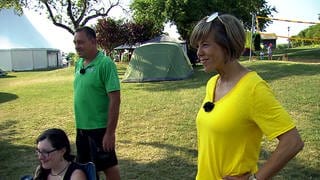 Annette Krause im Gespräch mit Campern auf dem Hegi Campingplatz Tengen