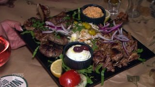 Griechisches Essen mit Fleisch und Gemüse