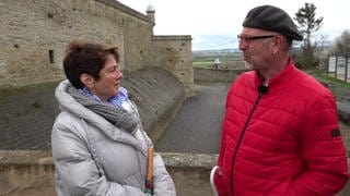 Sonja Faber-Schrecklein und Klaus Machowetz vor dem Asperger Gefängnis