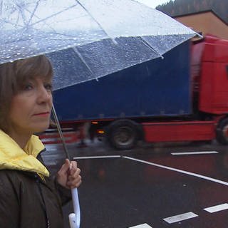 Annette Krause beobachtet den Durchgangsverkehr in Schramberg