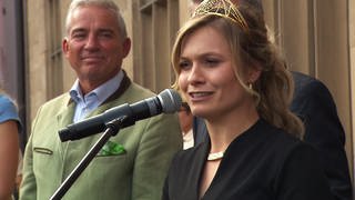 Carolin Klöckner hält eine Rede als Deutsche Weinkönigin