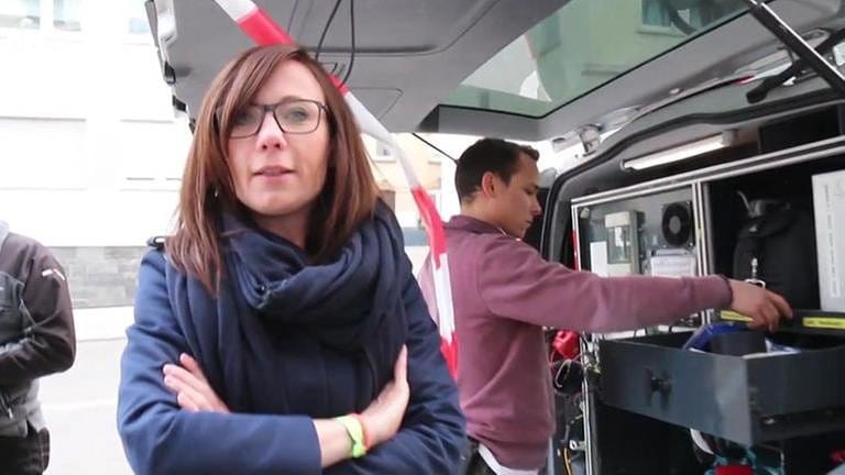 Landesschau Reporterin Sibylle Möck vor Übertragungswagen