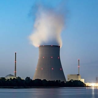 Wasserdampf steigt aus dem Kühlturm von Atomkraftwerk Isar 2
