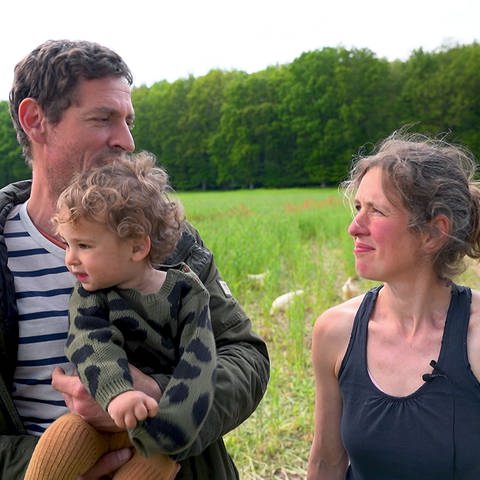 Amelie und Jens leben mit ihrer Tochter Ida und einem anderen Paar seit Sommer 2022 auf der Karlshöhe.