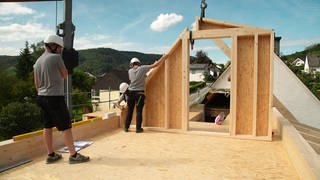 Der Zimmerei-Betrieb Oster hat in Traben-Trarbach soll ein Holzhaus an ein bestehendes Haus anbauen.