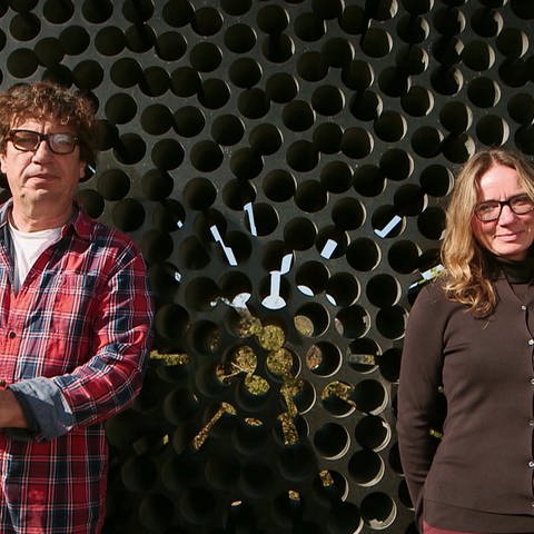 Wenn das Künstlerpaar Livia Kubach und Michael Kropp Granit bearbeitet, wirkt das schwere Gestein ganz leicht.