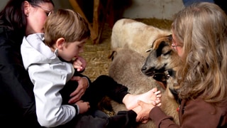 Hofgeschichten Reportage für online Begegnung mit Tieren