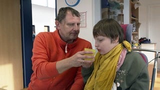 Kai Dietzel hilft seiner Tochter beim Trinken