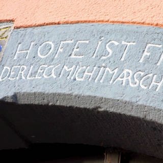 Schriftzug an einem Haus in Koblenz-Neuendorf