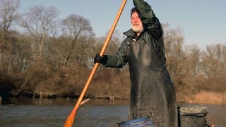 Fischermeister Felix Sigg auf seinem Kahn