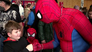 Claudio Cantali besucht als Spiderman kranke Kinder und macht sie zu kleinen Helden.