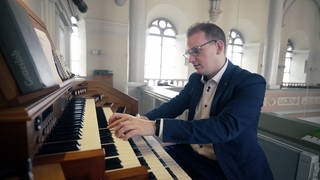 Kirchenmusiker an der Orgel