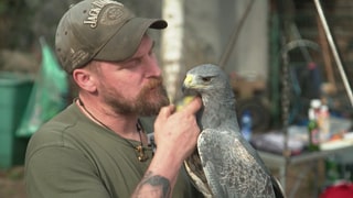 Thorsten Iwersen mit seinem Greifvogel.