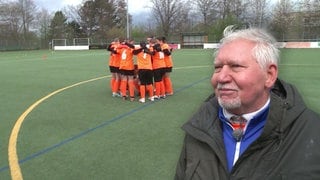 Josef Novakovic trainiert mit 71 Jahren eine Mädchenfußballmannschaft in Pforzheim.