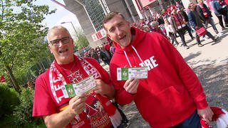 FCK-Fans Reinhold Gries und  Marcus Endlich freuen sich auf das Pokalfinale in Berlin.