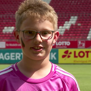 Zehjähriger lauft mit deutscher Nationalmannschaft bei EM-Spiel ins Stadion ein