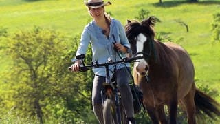 Sarah Hagenauer geht mir ihrem Pferd Milan auch Fahrradfahren