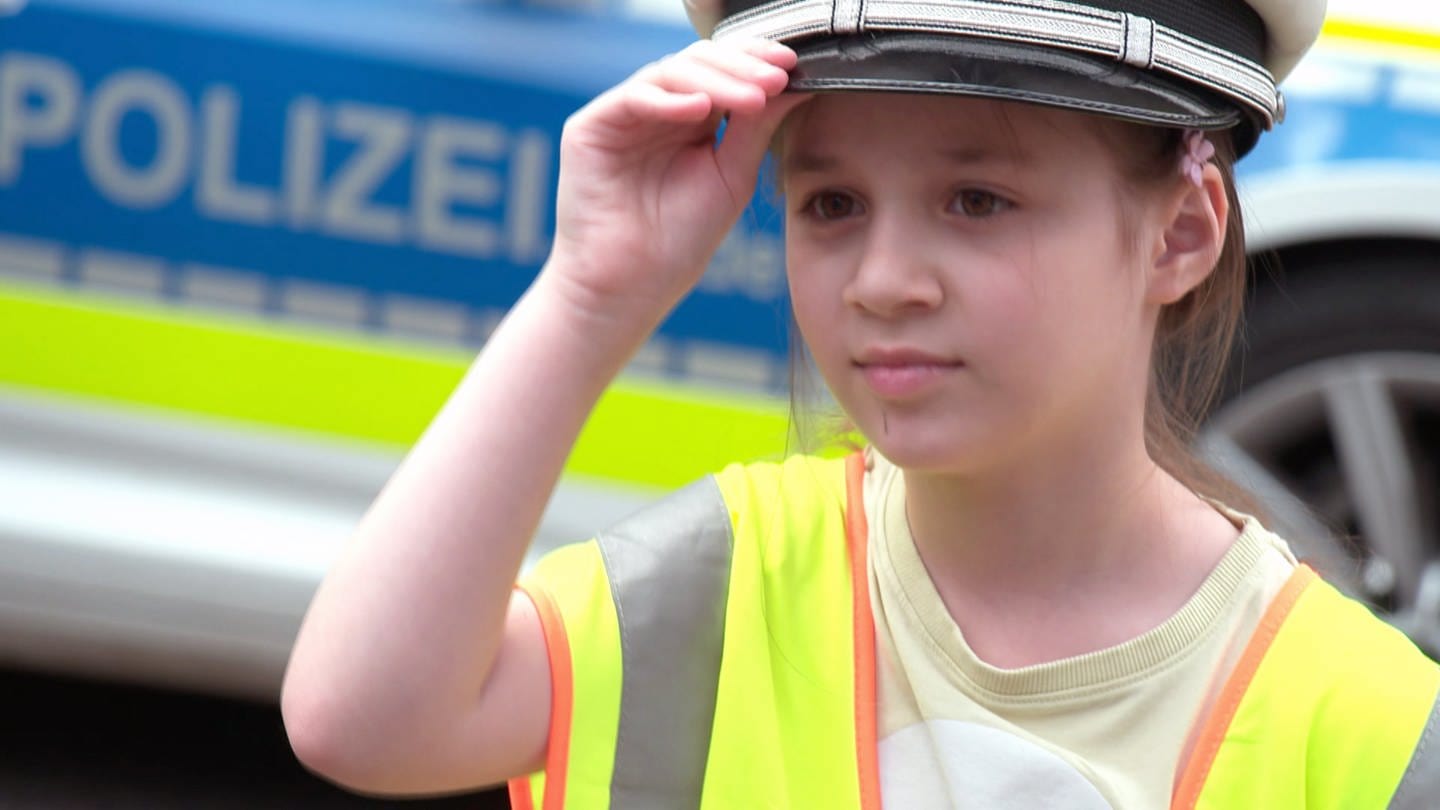 Die neunjährige Sina ist wohl Deutschlands jüngste Polizeipraktikantin