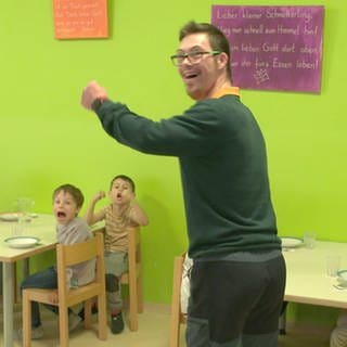 Fabian Schwalbach arbeitet gerne bei den Kita-Kindern.