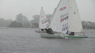 Das Segelrennen auf dem Eicher See. Mehrere Boote fahren dicht beieinander um den Sieg.