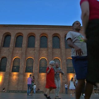 Tanzen für alle und im Freien vor der stimmungsvollen Konstantin-Basilika in Trier