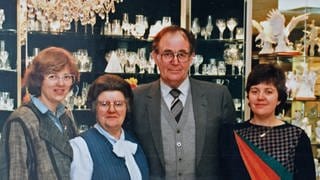 In dritter Generation führen seit 1988 führen die Schwestern Margret und Hildegard (außen) das Porzellanhaus Kaefer.