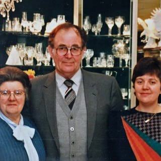 In dritter Generation führen seit 1988 führen die Schwestern Margret und Hildegard (außen) das Porzellanhaus Kaefer.