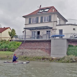Jochen Zuschlag legt mit seinem Stand-up-Paddle vor dem alten Pumpenhaus an