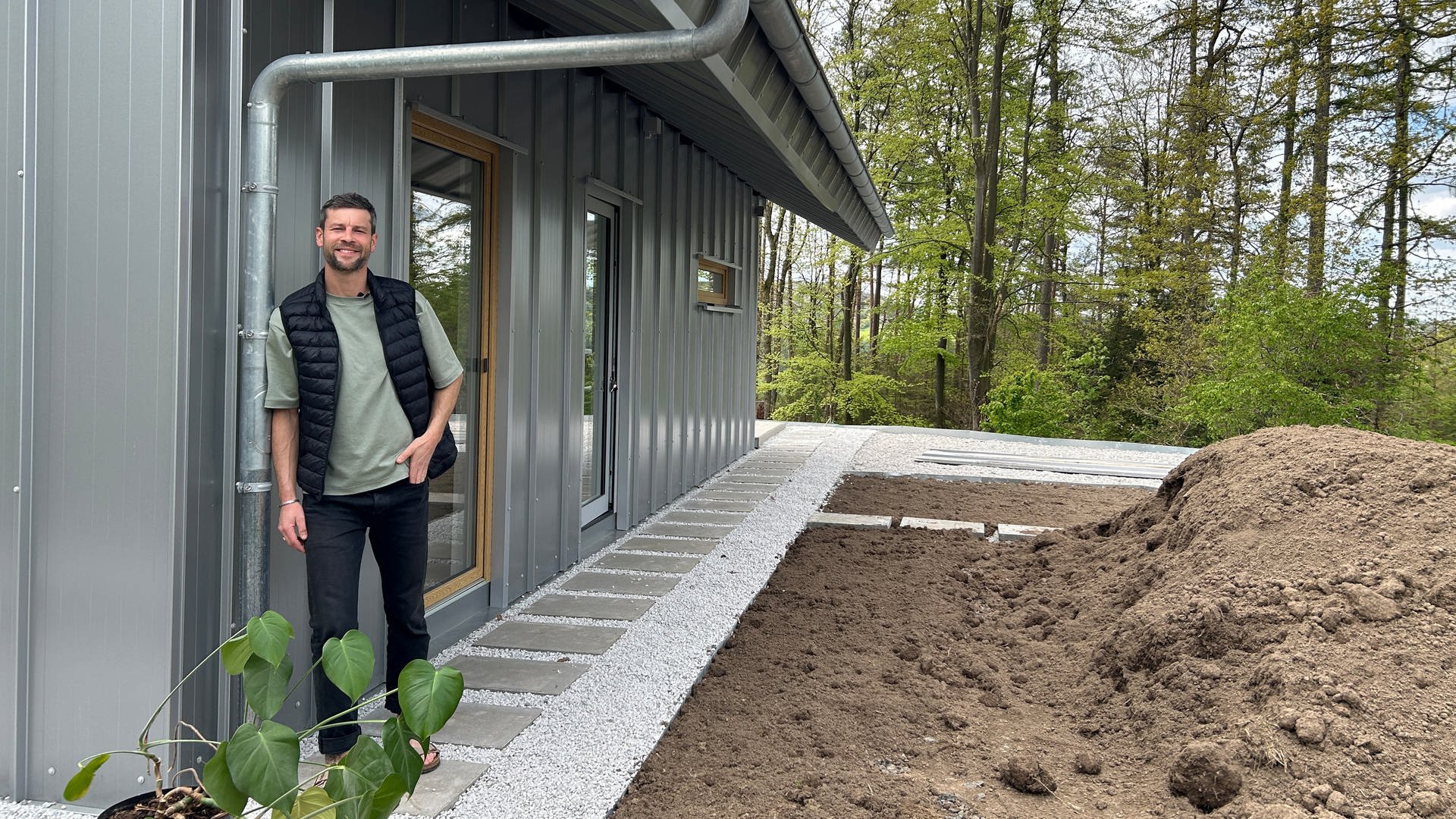 Felix baut ein zweites Haus mit seinen Freunden im Westerwald