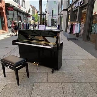 Ein in der Stadt stehendes Klavier